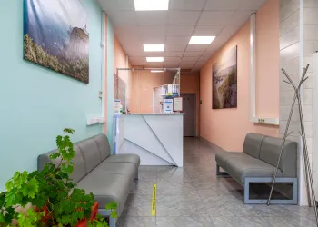 Стойка администратора и зона ожидания